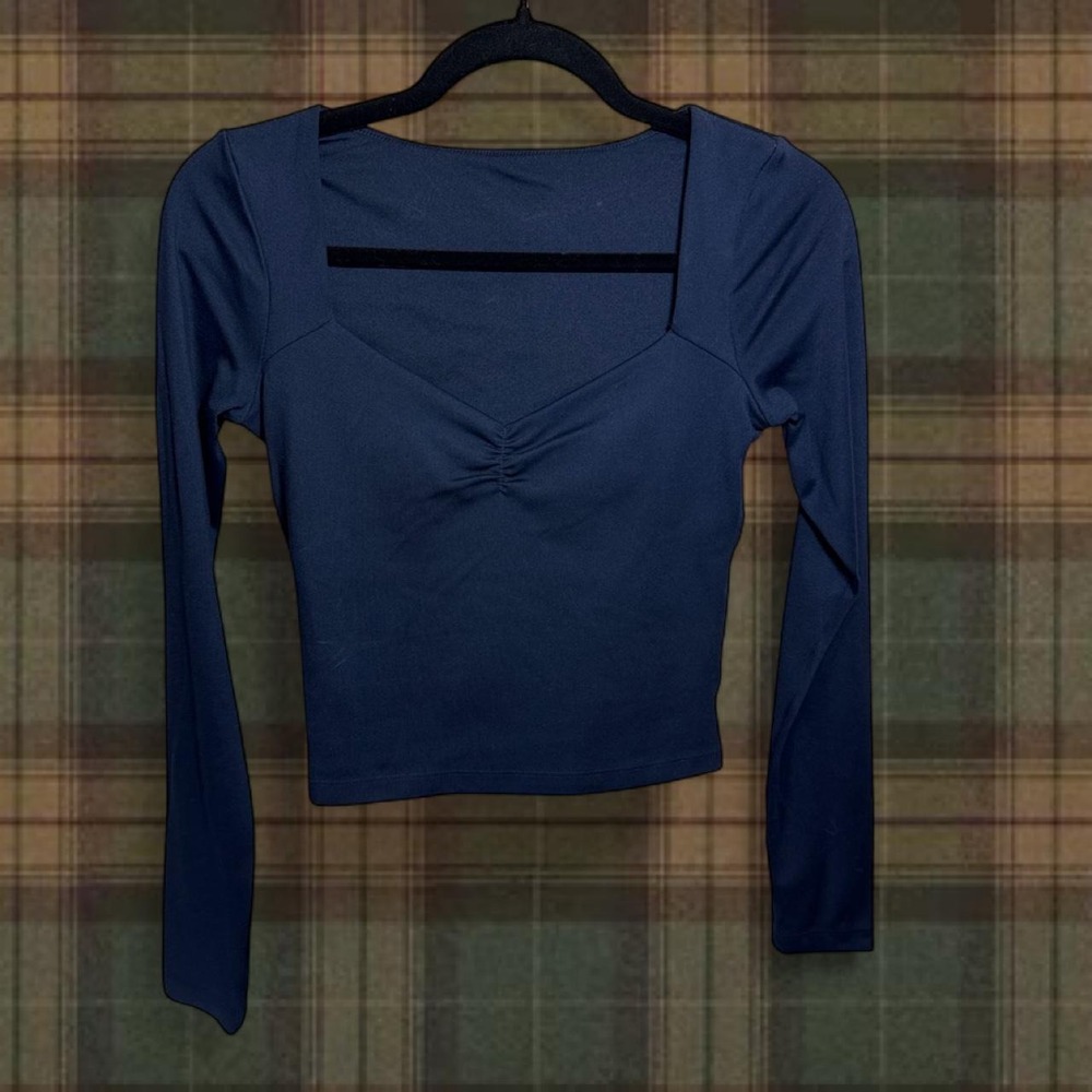 Women's Gilly Hicks navy blue long sleeve crop top in a size Small